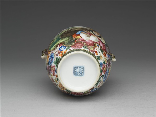 琺瑯彩開光西洋人物圖螭耳瓶