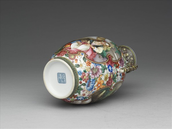 琺瑯彩開光西洋人物圖螭耳瓶- 故宮