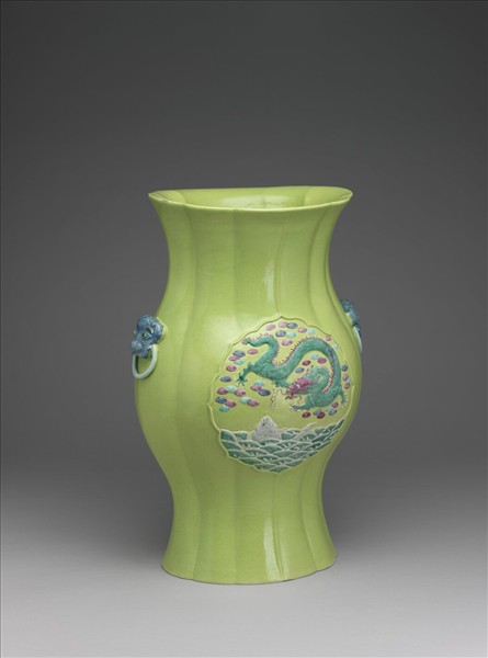 綠地魚龍圖花式瓶