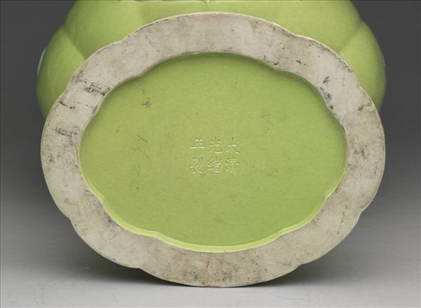 綠地魚龍圖花式瓶