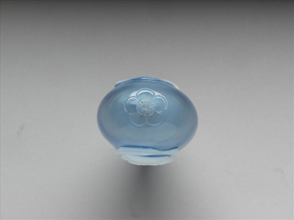 藍套白玻璃百合花鼻煙壺