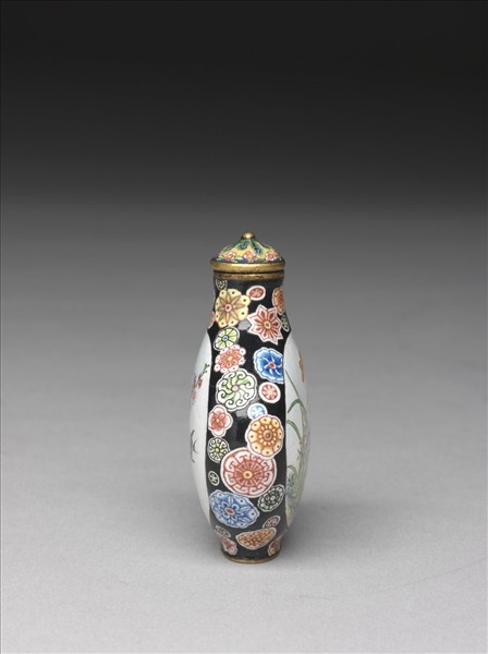 銅胎畫琺瑯杏林春燕花蝶鼻煙壺