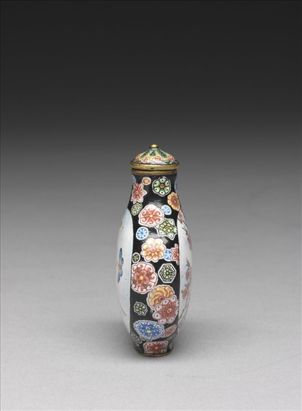 銅胎畫琺瑯杏林春燕花蝶鼻煙壺