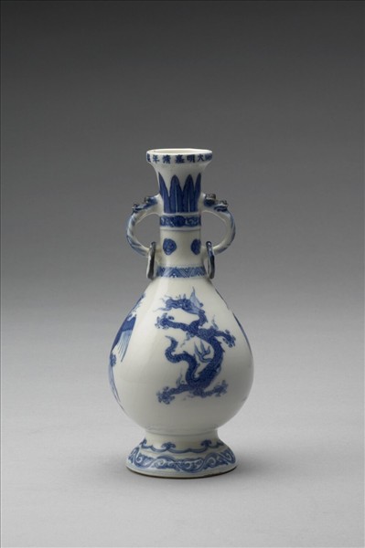青花龍鳳紋獸耳環瓶