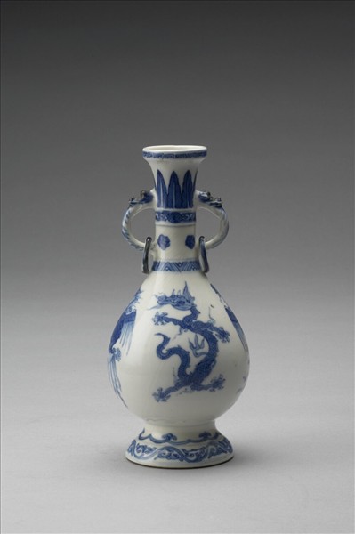 青花龍鳳紋獸耳環瓶