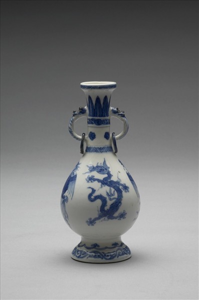 青花龍鳳紋獸耳環瓶