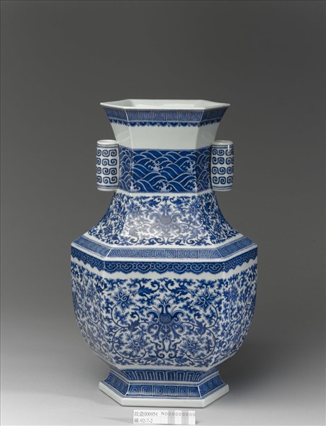 青花番蓮紋貫耳六稜瓶