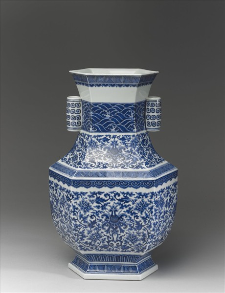 青花番蓮紋貫耳六稜瓶