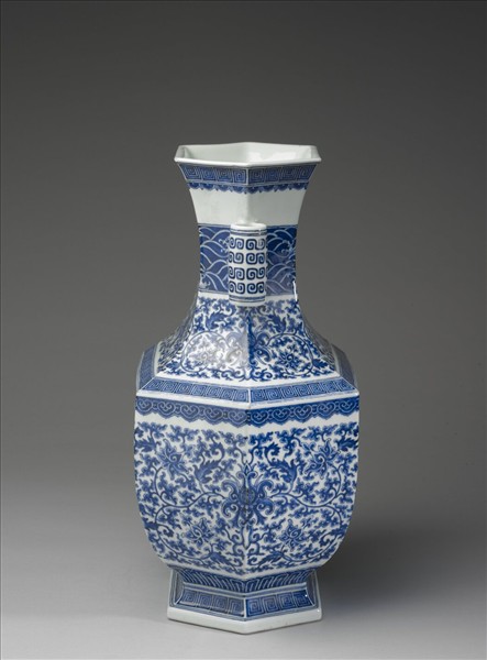 青花番蓮紋貫耳六稜瓶