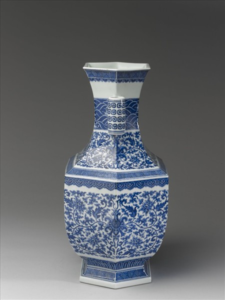 青花番蓮紋貫耳六稜瓶