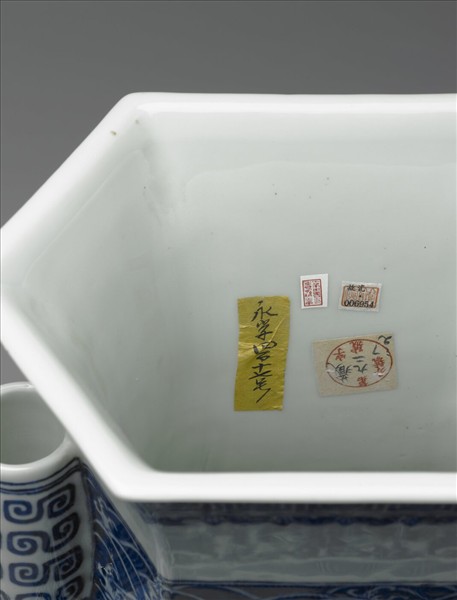 青花番蓮紋貫耳六稜瓶