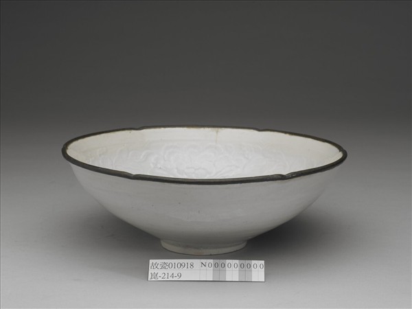 湘湖窯 白瓷印花牡丹葵瓣口碗