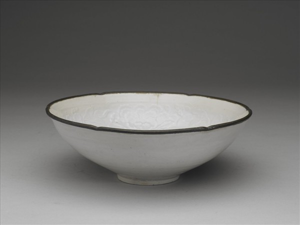 湘湖窯 白瓷印花牡丹葵瓣口碗