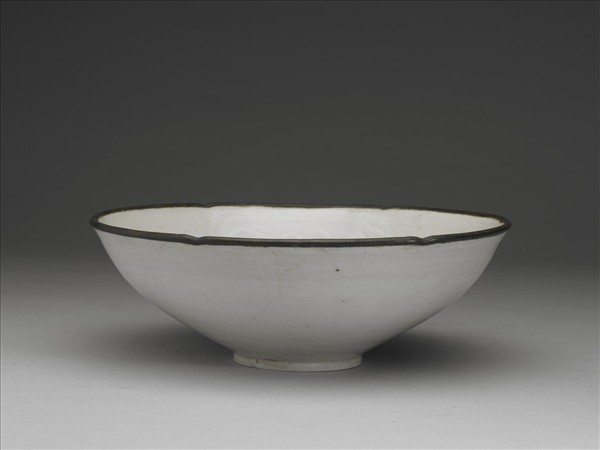 湘湖窯 白瓷印花牡丹葵瓣口碗