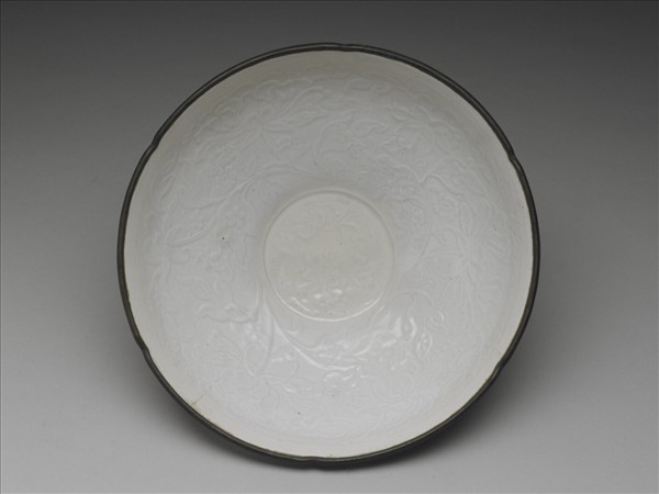 湘湖窯 白瓷印花牡丹葵瓣口碗