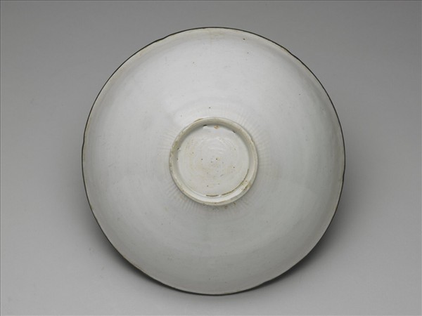 湘湖窯 白瓷印花牡丹葵瓣口碗