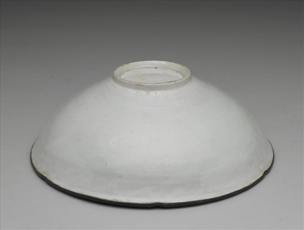 湘湖窯 白瓷印花牡丹葵瓣口碗