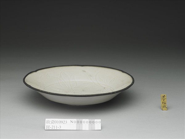 定窯 白瓷劃花蓮花紋葵瓣口盤