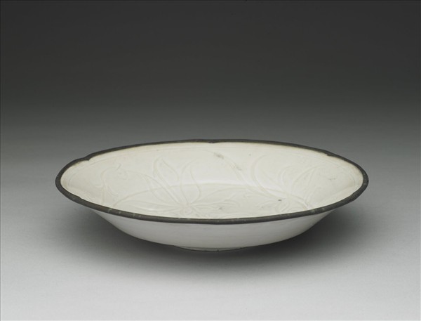 定窯 白瓷劃花蓮花紋葵瓣口盤