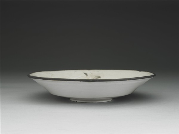 定窯 白瓷劃花蓮花紋葵瓣口盤