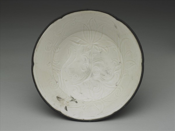 定窯 白瓷劃花蓮花紋葵瓣口盤