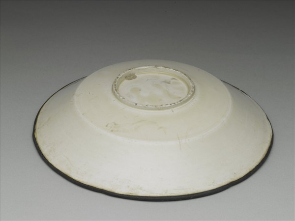 定窯 白瓷劃花蓮花紋葵瓣口盤