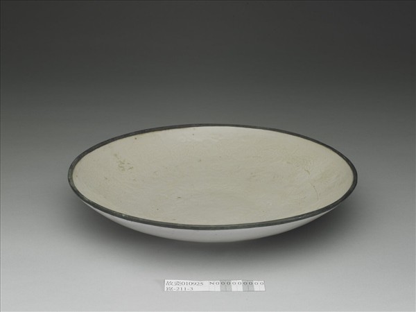 定窯 白瓷印花牡丹蓮花紋盤