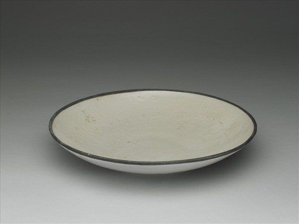 定窯 白瓷印花牡丹蓮花紋盤
