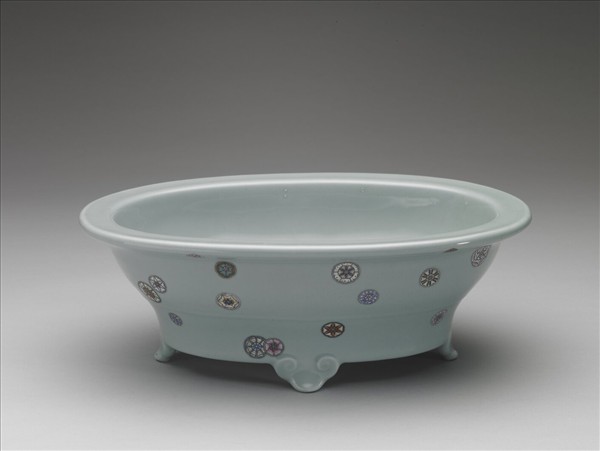 粉彩天青地皮球花紋水仙盆