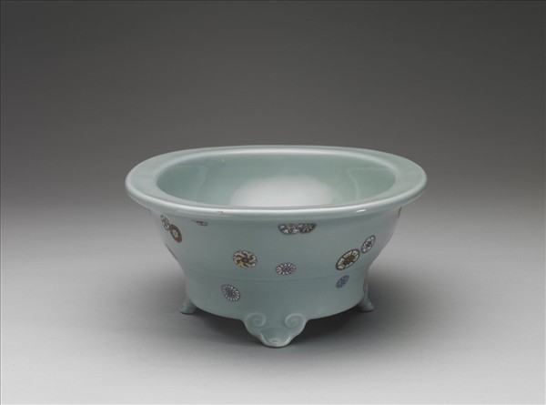 粉彩天青地皮球花紋水仙盆