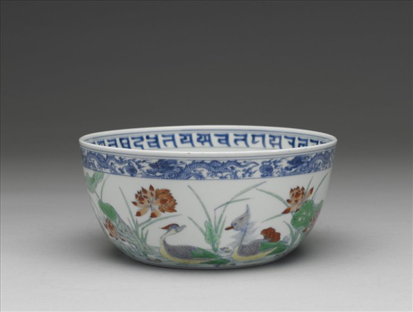 鬥彩梵文蓮塘鴛鴦紋碗