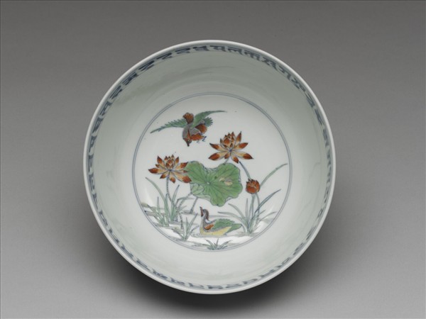 鬥彩梵文蓮塘鴛鴦紋碗