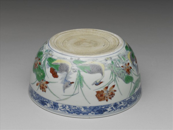 鬥彩梵文蓮塘鴛鴦紋碗