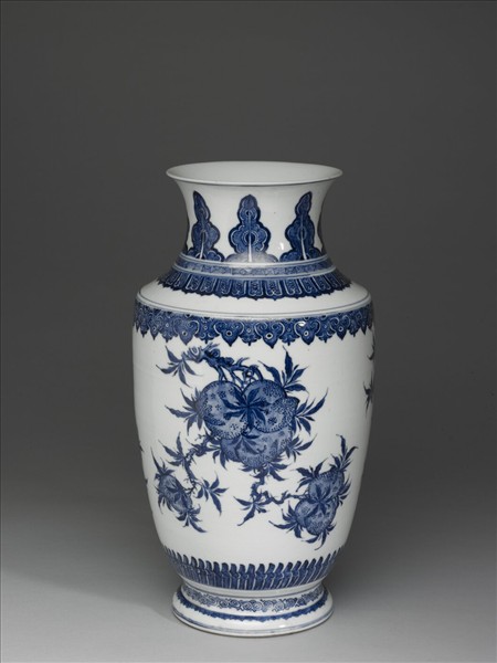 青花三多花果紋尊