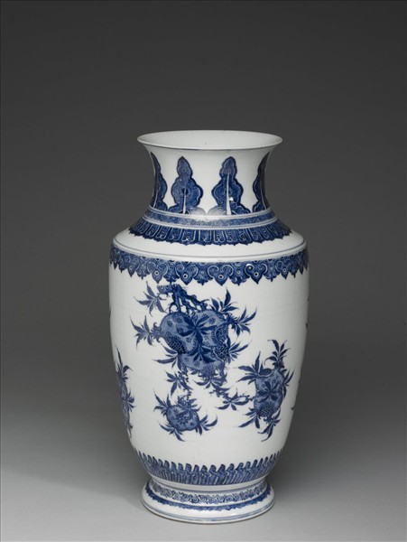 青花三多花果紋尊