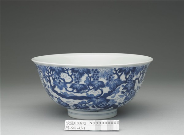 青花松鼠葡萄紋碗