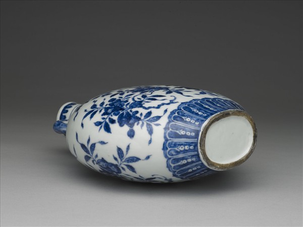 青花花果弓耳扁壺
