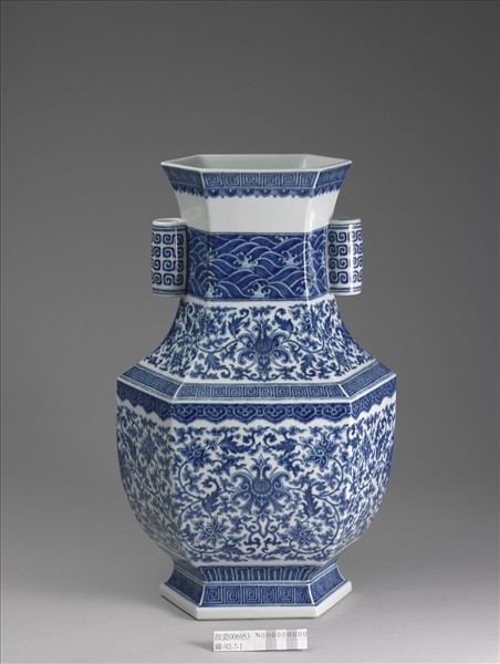 青花番蓮紋貫耳六稜瓶