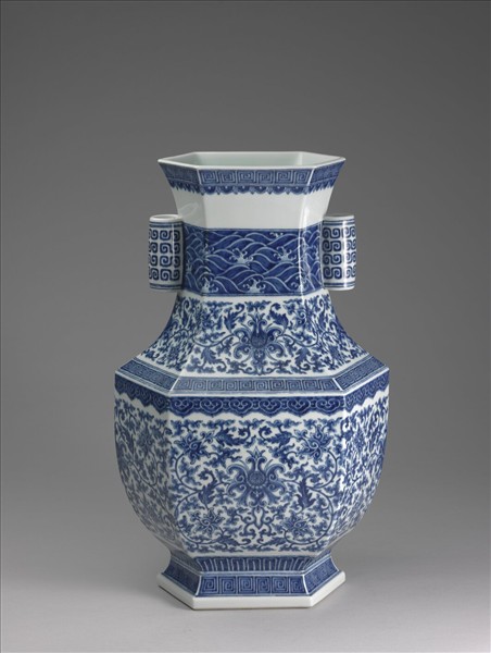 青花番蓮紋貫耳六稜瓶