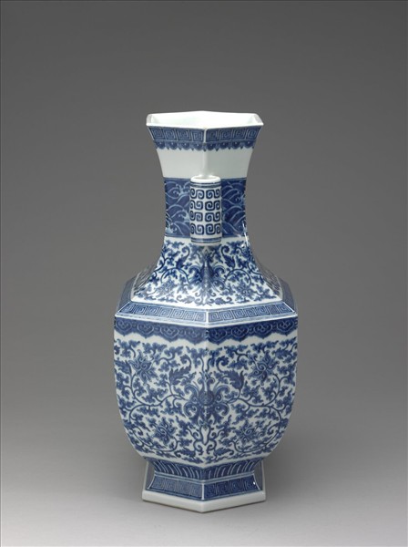 青花番蓮紋貫耳六稜瓶