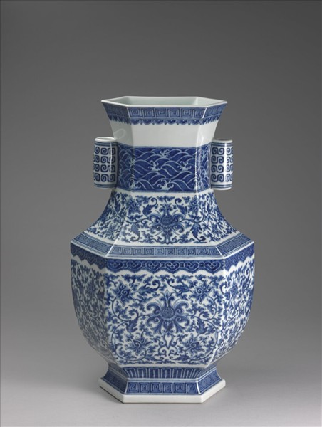 青花番蓮紋貫耳六稜瓶