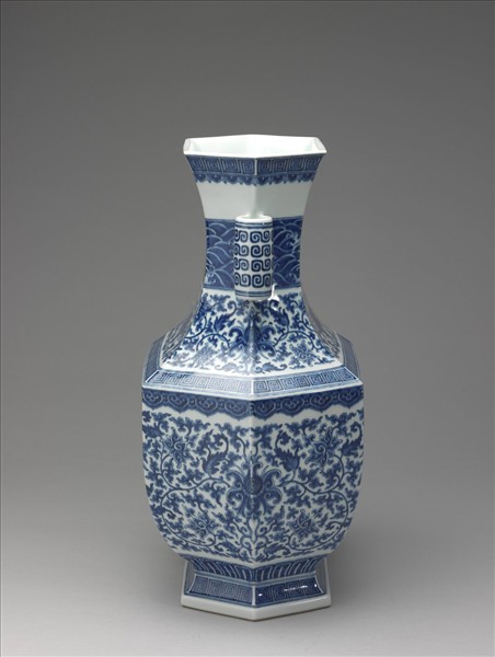 青花番蓮紋貫耳六稜瓶