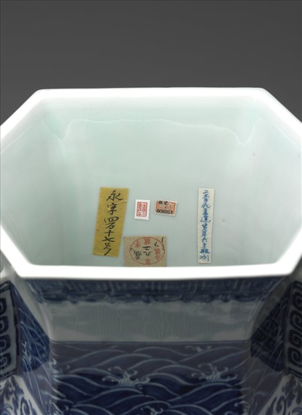 青花番蓮紋貫耳六稜瓶