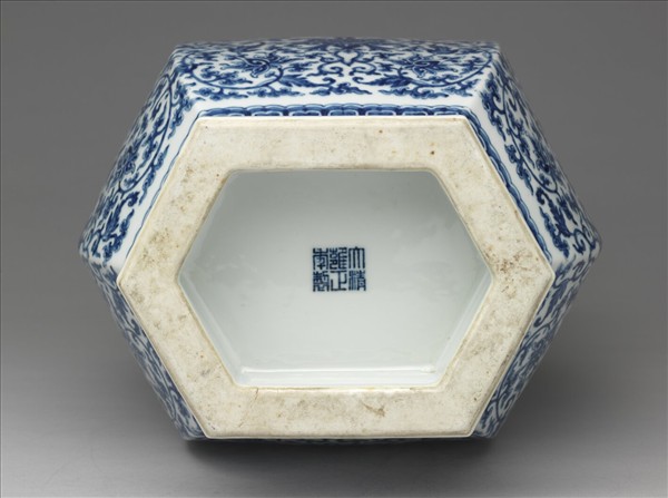 青花番蓮紋貫耳六稜瓶