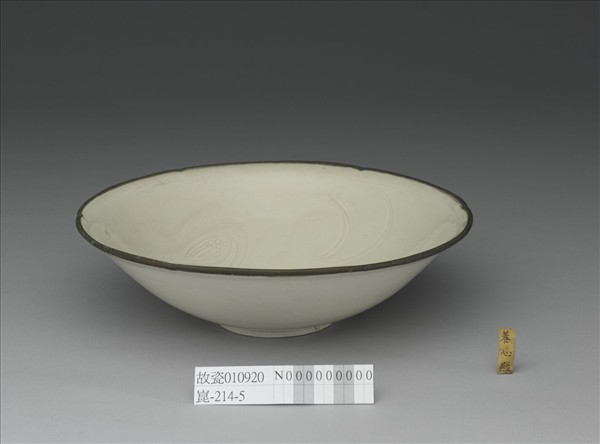 定窯 白瓷劃花雙鳧紋葵瓣口碗