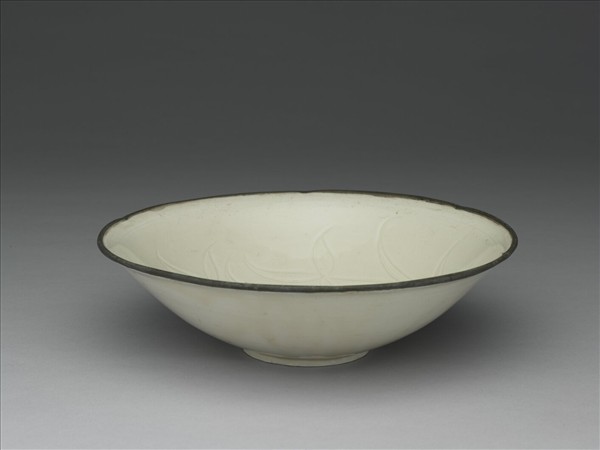 定窯 白瓷劃花雙鳧紋葵瓣口碗