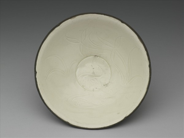 定窯 白瓷劃花雙鳧紋葵瓣口碗