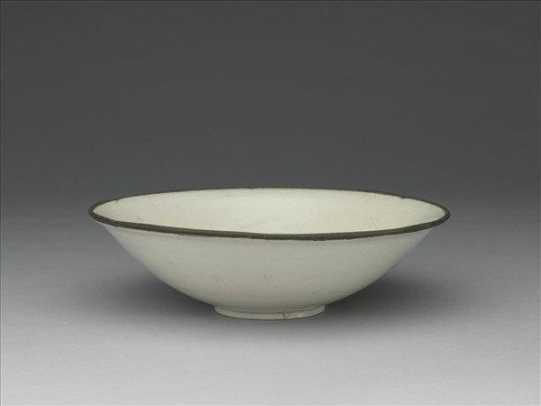 定窯 白瓷劃花雙鳧紋葵瓣口碗