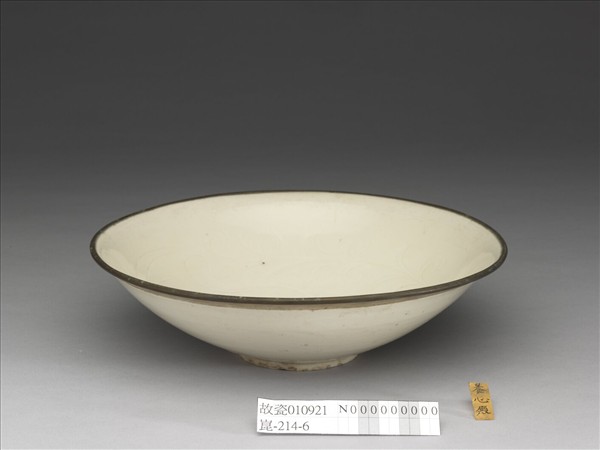 定窯 白瓷劃花蓮花紋碗