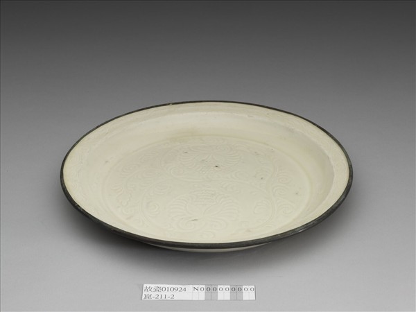 定窯 白瓷劃花牡丹紋盤